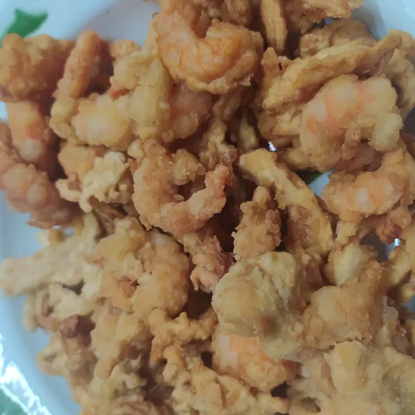 Panaskan minyak goreng, goreng udang dan jamur sampai matang. Sisihkan.