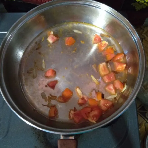 Tambahkan tomat dan tumis selama kira-kira 3 menit