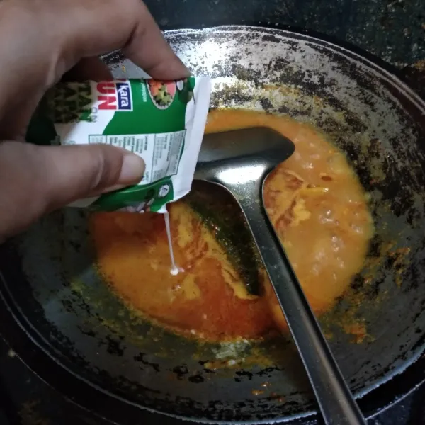 Tambahkan air, santan, garam, gula, lada bubuk dan kaldu bubuk. Aduk-aduk hingga mendidih.