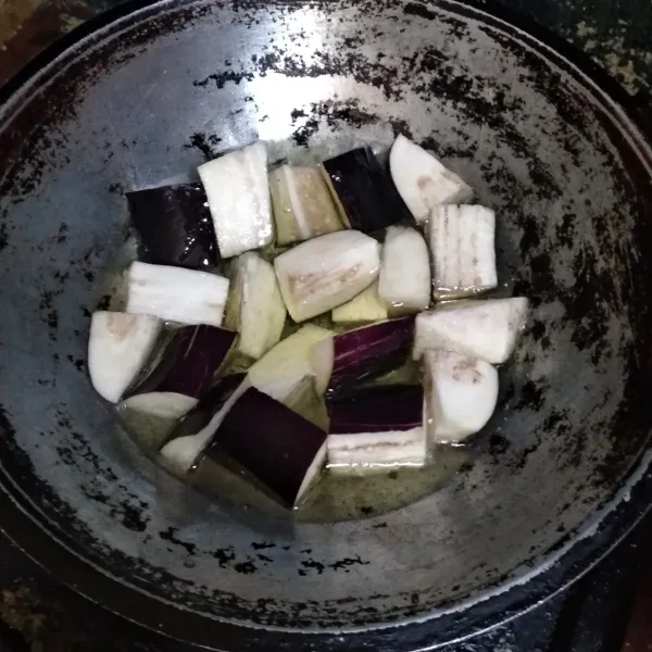 Goreng terong hingga setengah matang. Sisihkan.