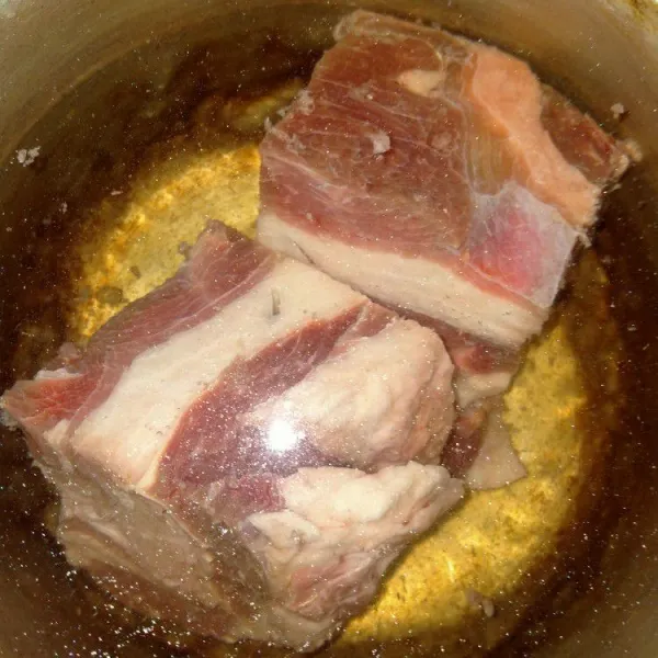 Rebus daging dengan 1 liter air hingga matang.