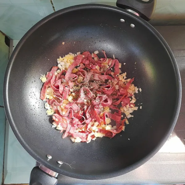 Panaskan butter, aku pakai margarin dengan aroma butter. Kemudian tumis bawang putih, bawang bombay dan smoked beef. Bumbui dengan aneka rempah-rempah dan lada hitam.