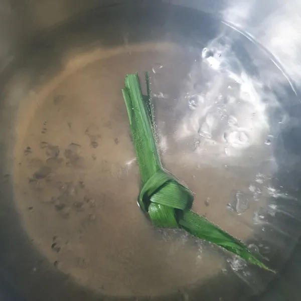 Rebus air bersama daun pandan, beri sedikit garam.