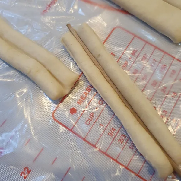 Ambil 1 bagian, tekan tengahnya menggunakam tusuk sate. Ambil 1 bagian lagi, letakkan diatasnya lalu tekan lagi. Panaskan minyak dan goreng hingga matang.