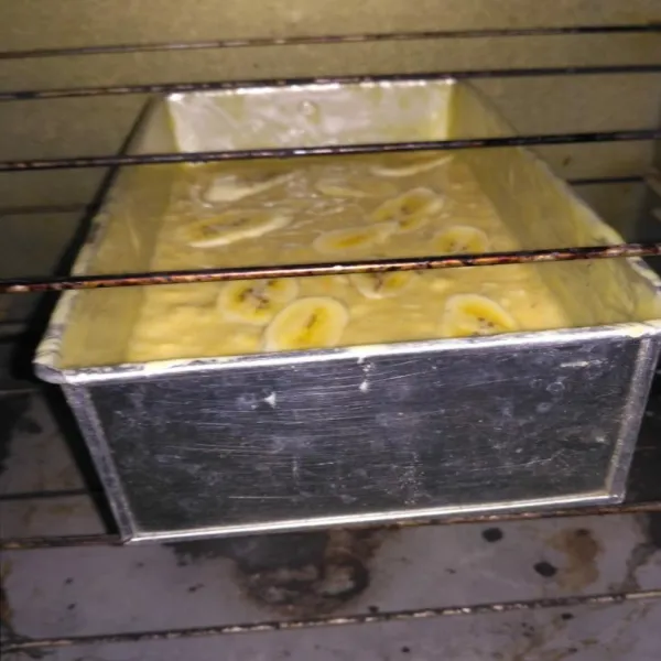 Panggang ke dalam oven yang sudah dipanaskan sebelumnya. Panggang selama 35 menit. Sesuaikan oven masing-masing.