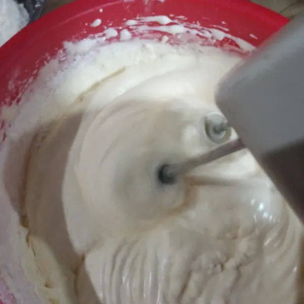 Kocok dengan mixer hingga kental berjejak