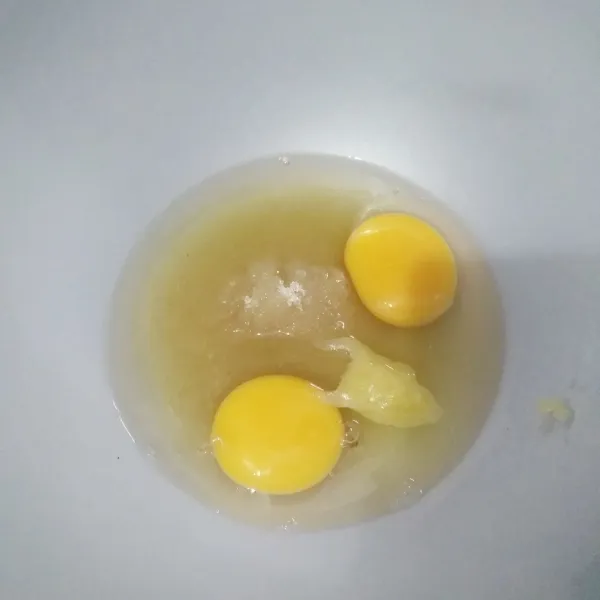 Masukkan telur, gula dan SP ke dalam wadah.
