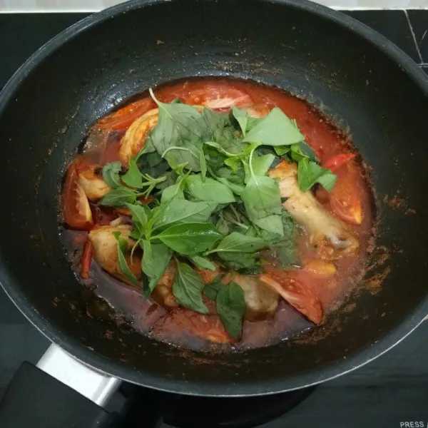 Kemudian masukan tomat dan kemangi, aduk rata.