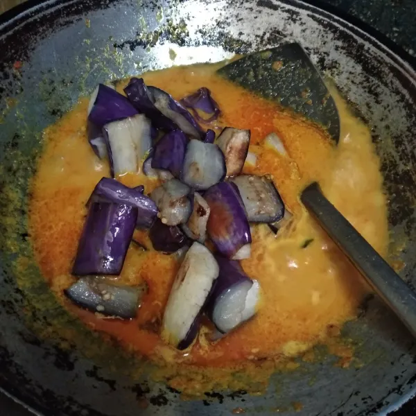 Masukkan terong, masak hingga terong matang dan bumbu meresap. Koreksi rasa dan siap disajikan.