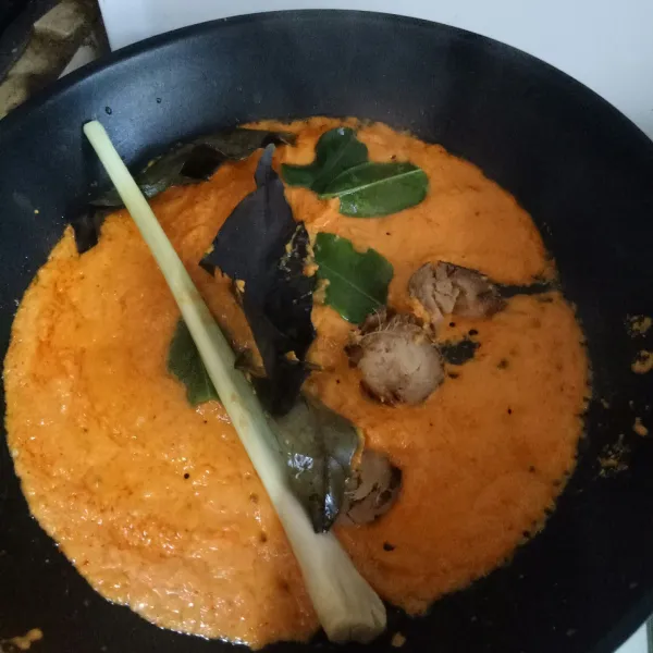 Tumis bumbu halus hingga harum, tambahkan serai, lengkuas, daun salam dan daun jeruk. Tumis hingga matang dan harum. Sisihkan