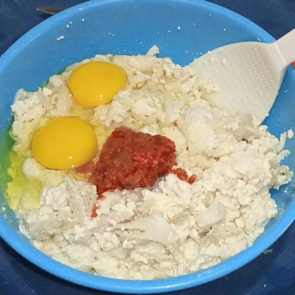 Masukan bumbu halus, telur, garam, gula, kaldu jamur dan merica bubuk aduk rata, tes rasa