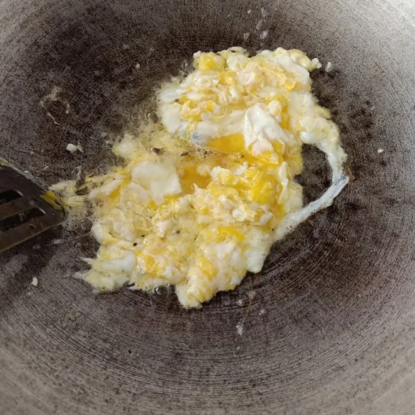 Goreng telur orak-arik dengan sedikit minyak goreng.