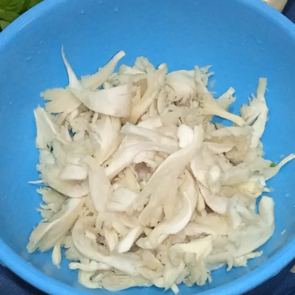 Sobek-sobek jamur tiram cuci bersih dan peras airnya