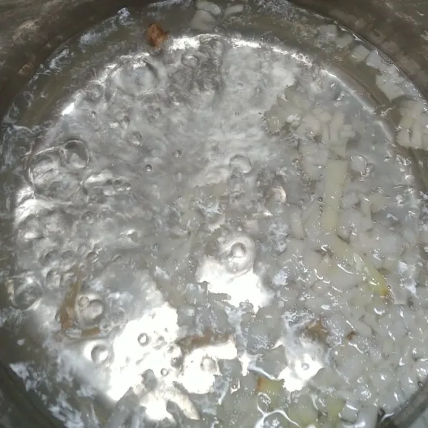 Panaskan air setelah mendidih masukan bawang putih cincang, bawang bombay dan jahe masak sampai kuah harum.