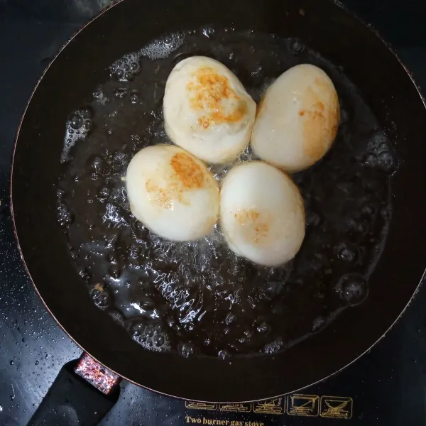 Rebus telur kemudian goreng hingga berkulit.