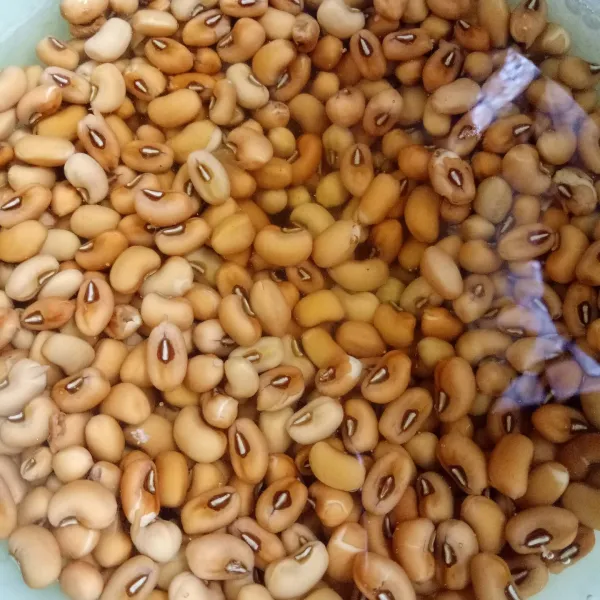 Rendam kacang tolo selama 4 jam, lalu tiriskan