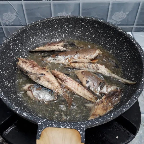 Ikan peda dipisahkan dari kepalanya lalu dibersihkan durinya. Goreng ikan peda hingga kecoklatan.