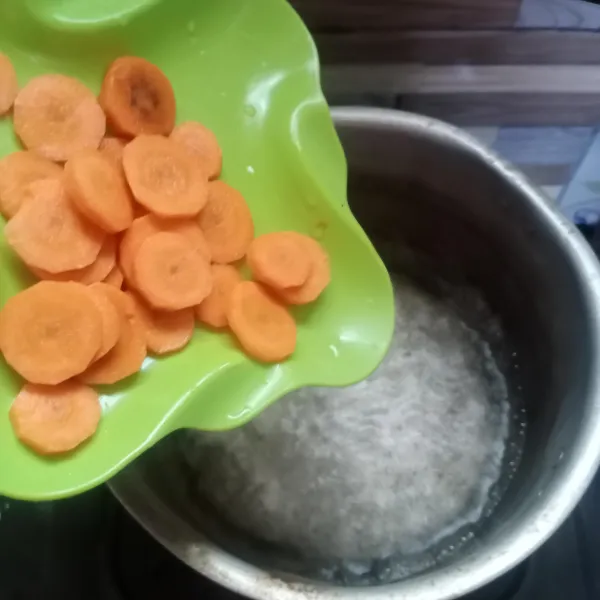 Didihkan air di panci, kemudian masukan wortel. Masak sampai setengah matang.
