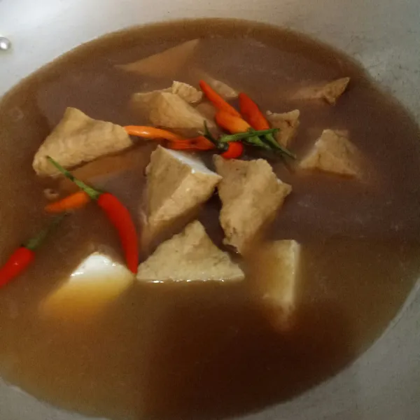 Masukan tahu dan cabe, masak hingga kacang tolo empuk