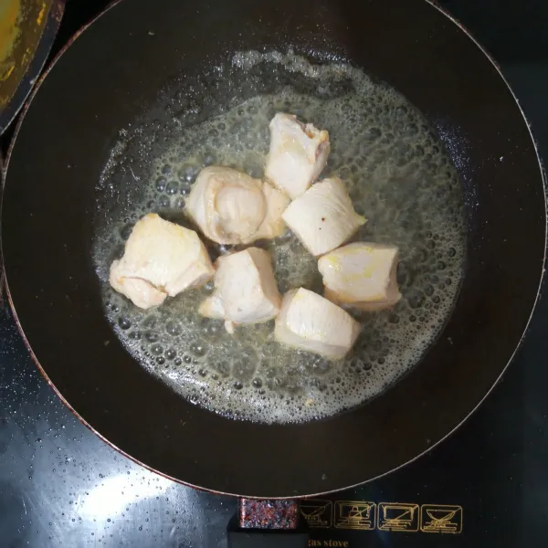 Potong dadu ayam fillet kemudian goreng sebentar.