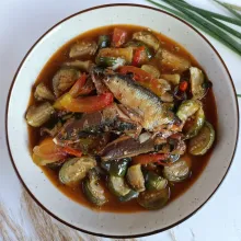 Setelah matang dan bumbu meresap,angkat sajikan dalam piring saji.