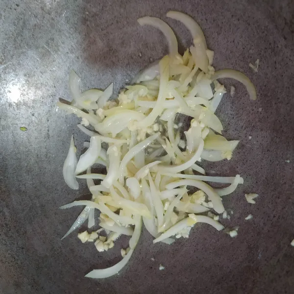 Iris memanjang bawang bombay. Bawang putih dicincang halus. Tumis bawang bombay dan bawang putih dengan sedikit minyak hingga harum.