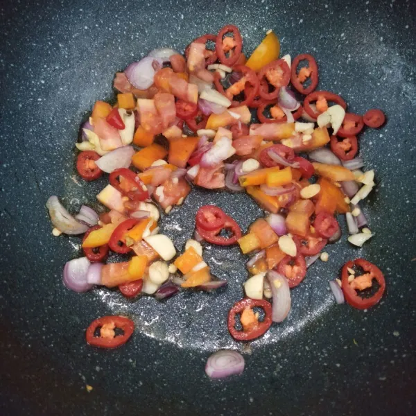 Tumis bawang merah, bawang putih, cabai merah dan tomat sampai harum dan layu.