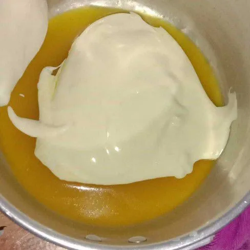 Ambil sedikit adonan tuang ke butter mix margarin aduk hingga rata.