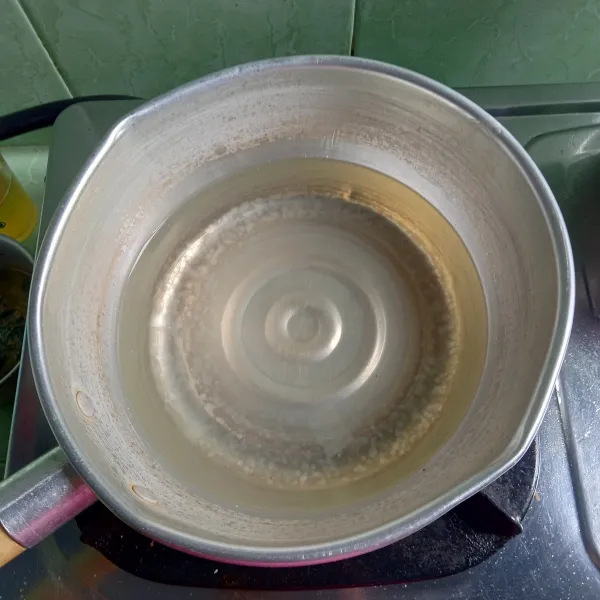 Rebus bahan untuk simple sirup sampai mendidih, dinginkan