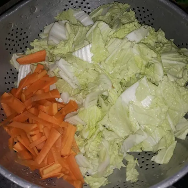 Potong sayur sawi putih dan wortel sesuai selera
