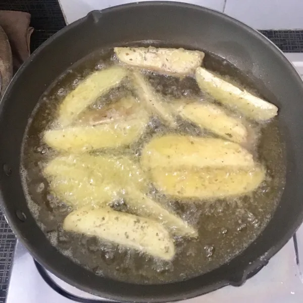 Setelah minyak panas goreng kentang dengan api kecil, agar kentang masak hingga ke dalam.