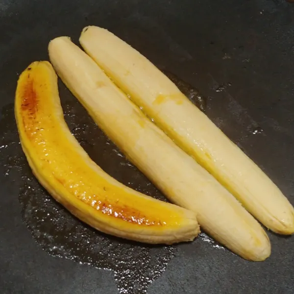 Panaskan teplon. Tambahkan margarine. Masak sampai margarine leleh lalu masukkan pisang panggang sampai berubah warna kecoklatan. Sesekali dibolak balik supaya matang merata.