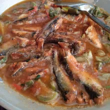 Setelah mendidih tambahkan ikan sarden, gula, garam dan kaldu, biarkan mendidih.