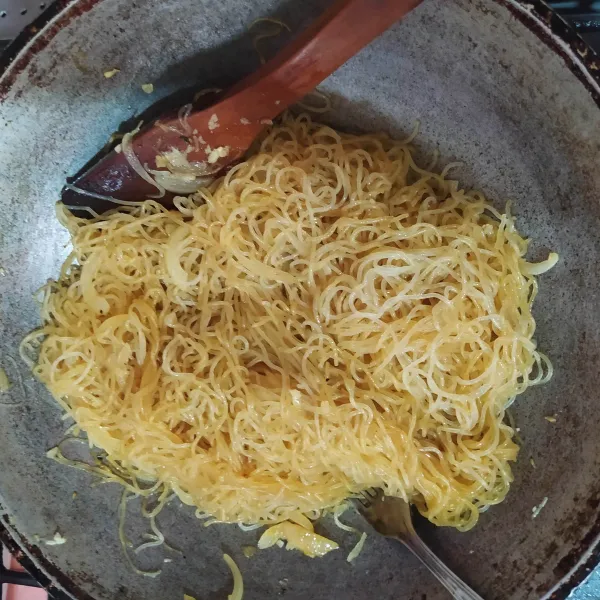 Masukkan bihun, bumbui kecap asin, kecap manis, saus raja rasa, minyak wijen, garam, gula dan lada bubuk. Aduk rata.