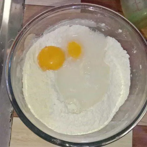 Aduk rata terigu, ragi, gula, susu bubuk, baking powder lalu tambahkan telur dan air hangat. Aduk pakai sendok.