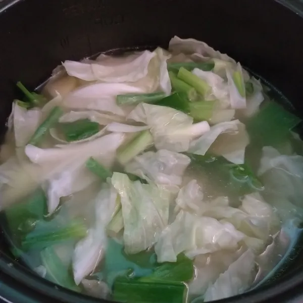 Lalu masukan kol, buncis dan daun bawang dan tambahkan lada bubuk, kaldu bubuk, gula pasir dan garam secukupnya. Masak sampai sayur menjadi empuk.