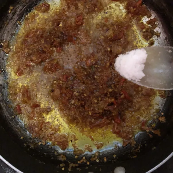 Lalu goreng sambal lagi dengan minyak agak banyak beri bumbu. Sambal siap disajikan