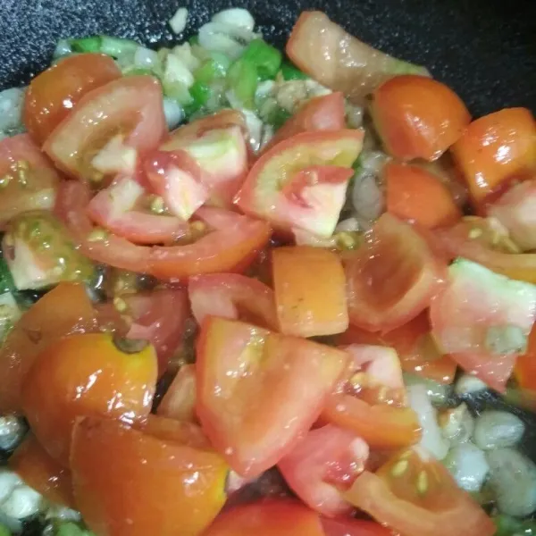 Tambahkan potongan tomat masak hingga tomat layu