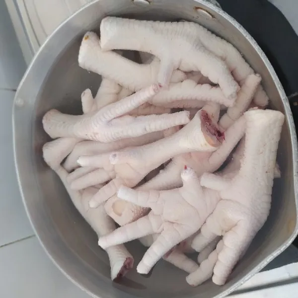 Rebus ceker ayam yang sudah dibersihkan hingga empuk. Tiriskan.