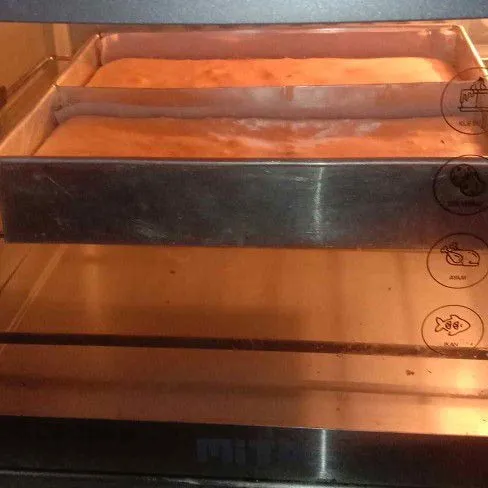 Oven 170°c selama 15 menit, lalu angkat dan dinginkan di cooling rack. Oles dengan selai strawberry tipis saja lalu tumpuk dengan urutan kuning, coklat, kuning dan diamkan 15 menit di kulkas. Lalu triming pinggirnya agar rapih.