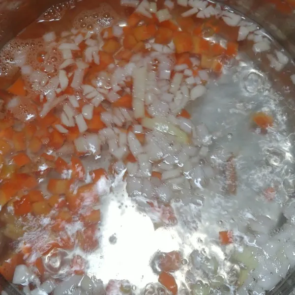 Lalu masukan wortel yang sudah dipotong kotak kecil, masak sampai wortel matang