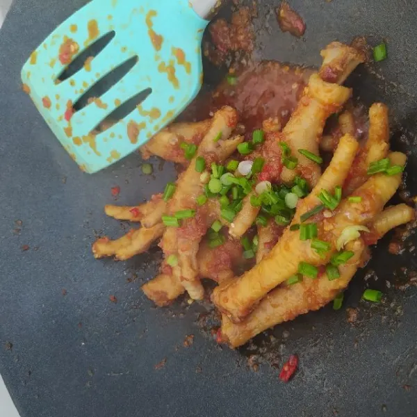 Jika air sudah menyusut, masukan irisan daun bawang, aduk rata. Sajikan.