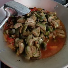 Tuang kuah sarden ke dalam tumisan bumbu, tambahkan air, daun bawang, tomat dan terong lalap yang sudah digoreng.