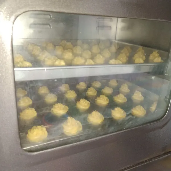 Oven dengan suhu 200°C ±20 menit lalu turunkan suhu menjadi 180 °C panggang sampai matang dan tidak terlihat buih-buih di kue sus