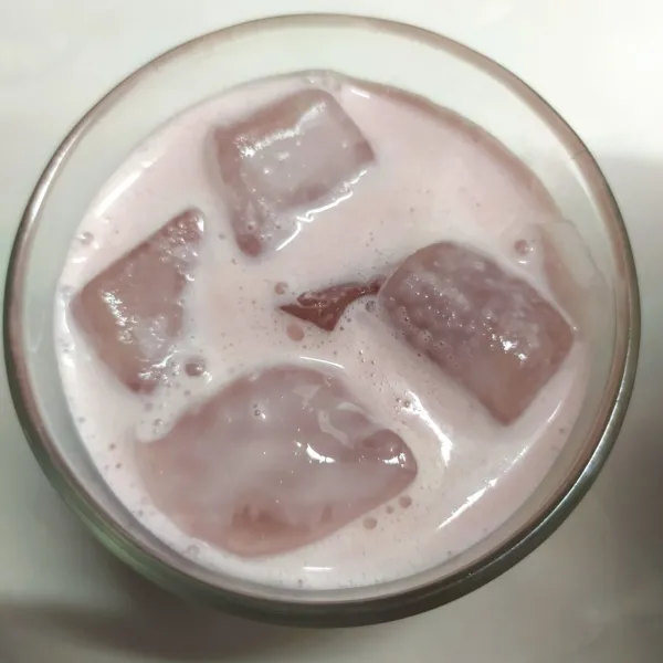 Siapkan gelas saji, beri secukupnya es batu. Tuang hasil blender dalam gelas.