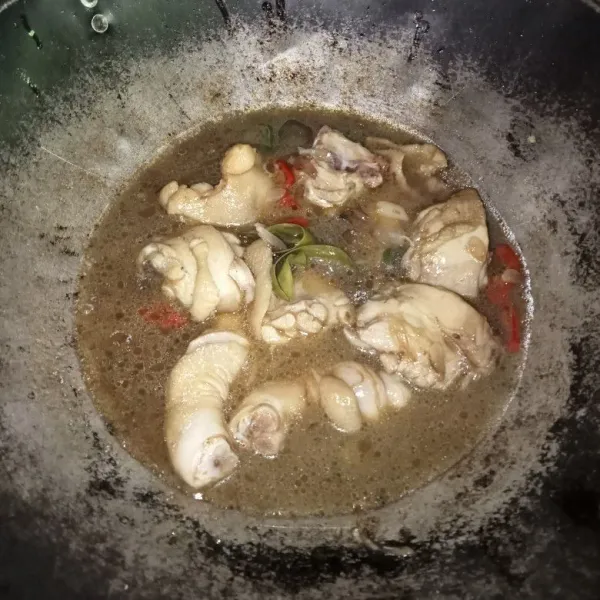 Masukkan air dan masak hingga ayam matang dan kuah menyusut.