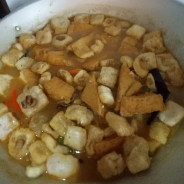 Masukan kulit krecek, masak hingga kacang tolo empuk dan airnya menyusut