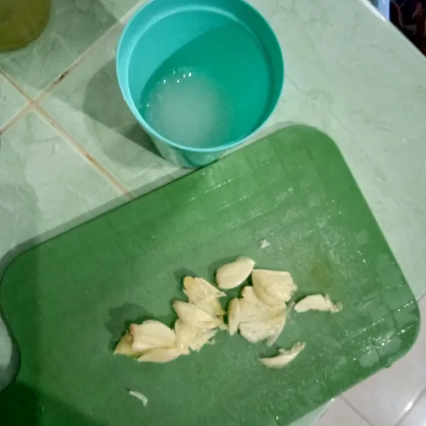 Geprek bawang putih, larutkan maizenna dengan 50 ml air.