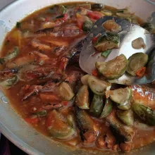 Masak sampai kuah sedikit menyusut dan bumbu meresap, koreksi rasa.