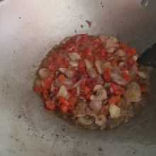 Panaskan secukupnya minyak, tumis bawang merah, bawang putih dan cabe yang sudah diiris sampai harum dan matang.
